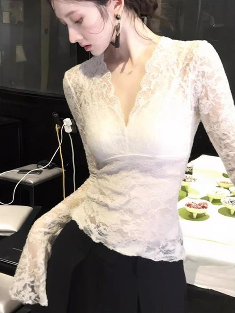 Áo len nữ cổ V ren tay loe chất liệu cotton phối ren — trắng