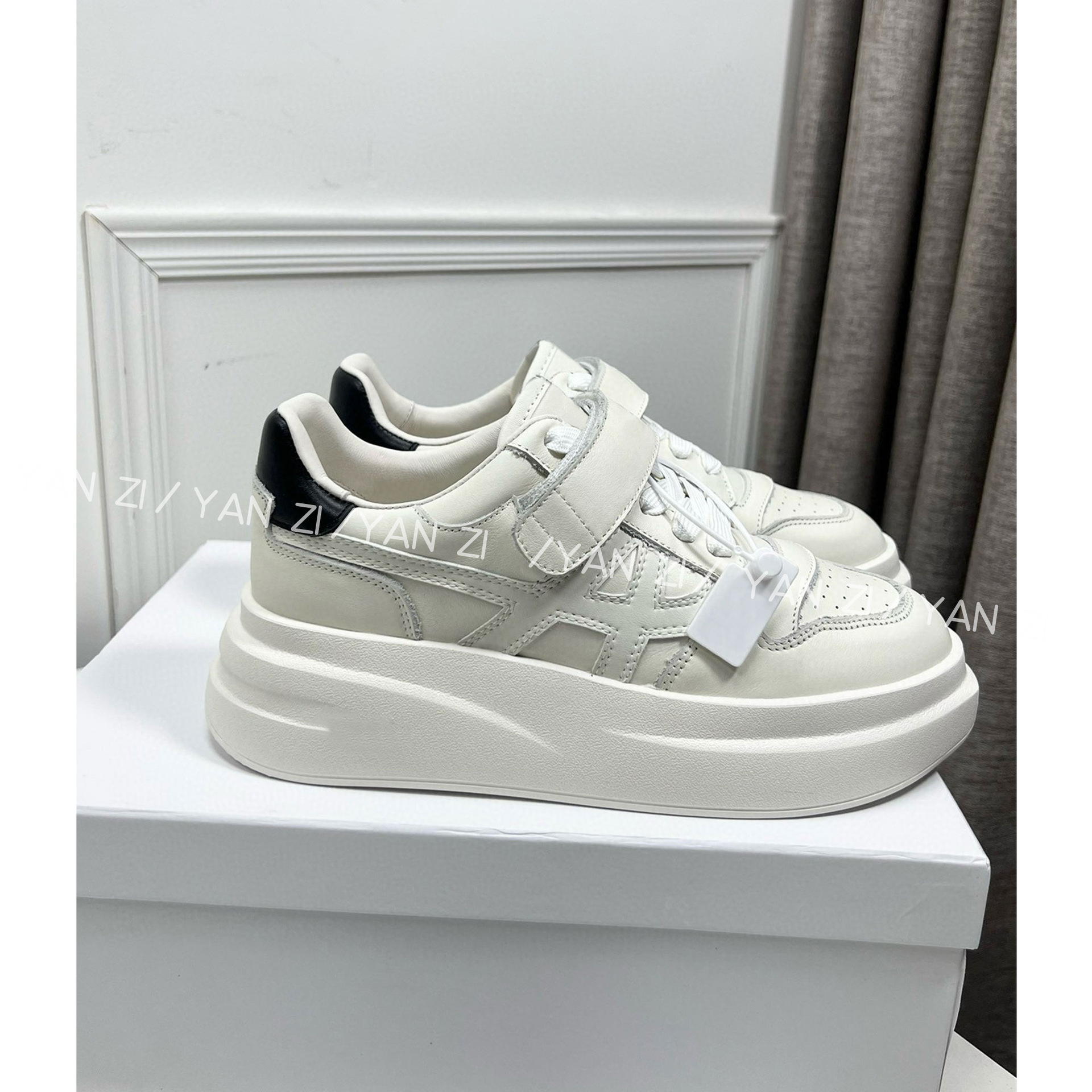 Two-tone white sneakers with velcro for men and women