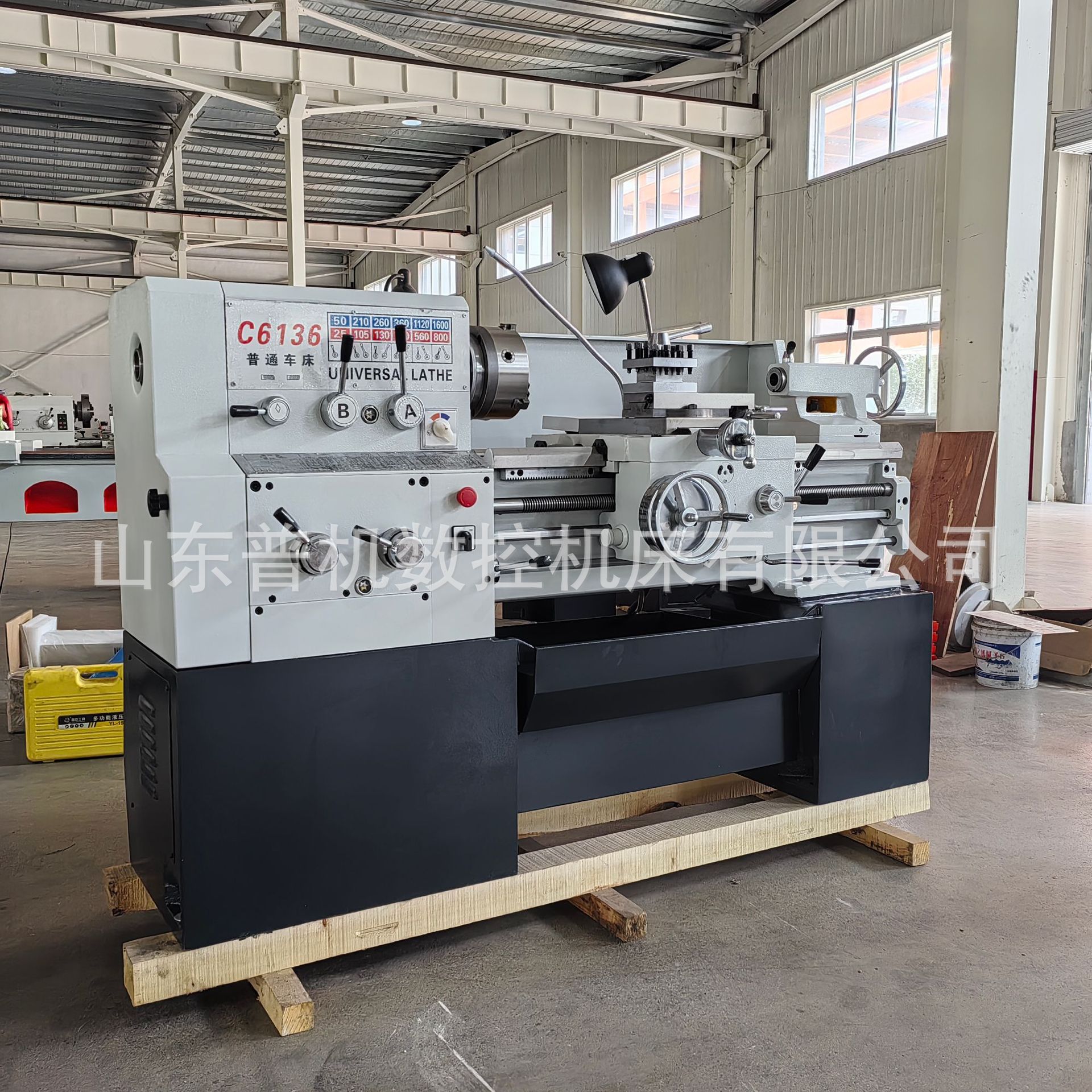 Suministro de stock C6136 * 750 pequeño torno doméstico para la enseñanza y el uso de cubierta C6136 fabricante de tornos