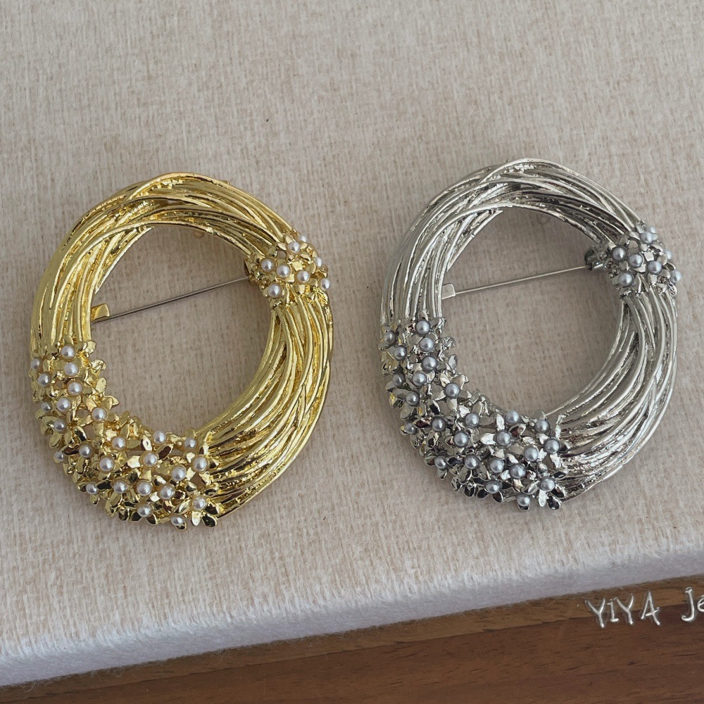 Oval Line Wrapped Brooch for Women, High-End Simple Pearl Inlaid Suit Pin, Anti-Exposure Corsage Accessories