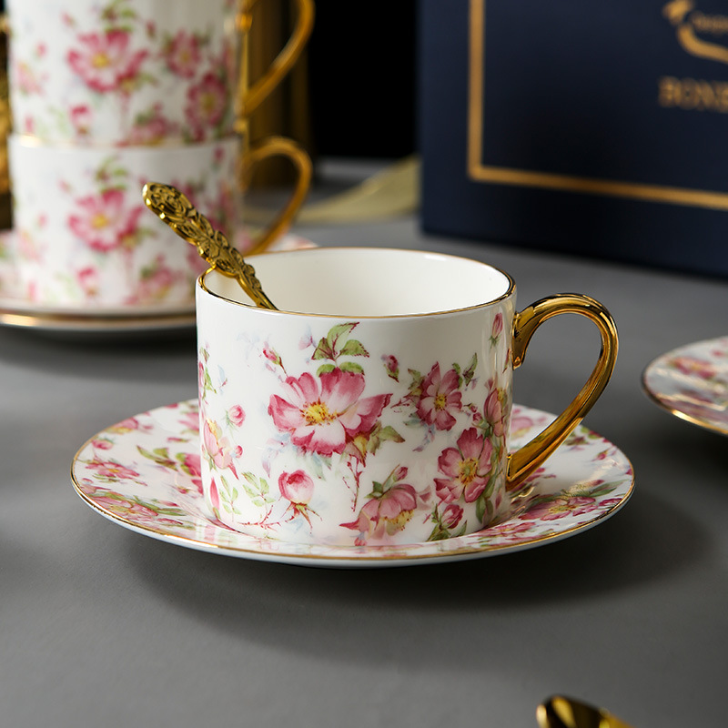 Caja de regalo de taza de café de estilo europeo pequeño lujo exquisito set de té de la tarde porcelana hueso regalo de boda caja de regalo