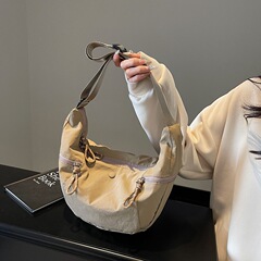 日系シンプルで軽量防水布バッグ女性2025新型ファッション餃子バッグ大容量通勤シングルショルダーバッグ