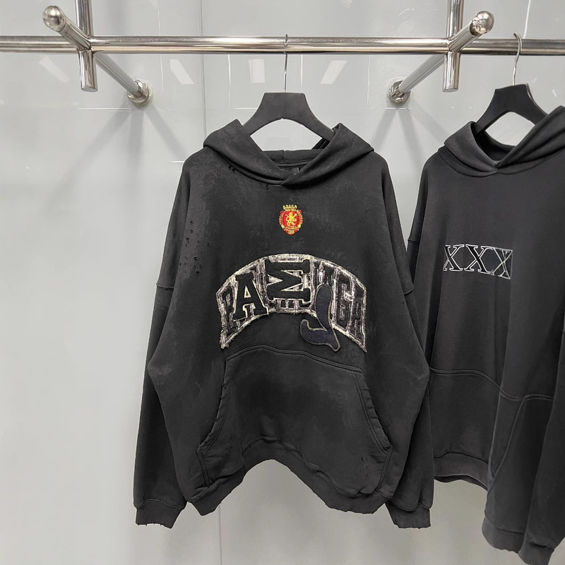 Paris B Manchester United Joint Badge logo Standard Washing Water Grinding Hole Hand-painted Craft Hooded Terry sweater Paris B Manchester United Joint Badge logo Standard Washing Water Grinding Hole Hand-painted Craft Hooded Terry sweater
