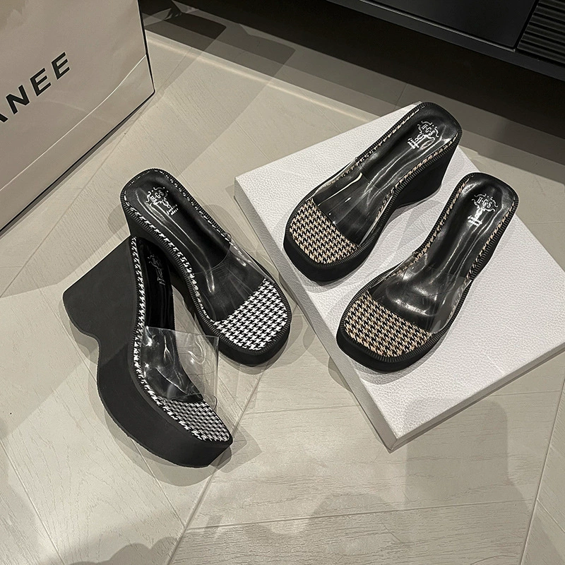 Новый стиль с прозрачными тапочками на высоком каблуке