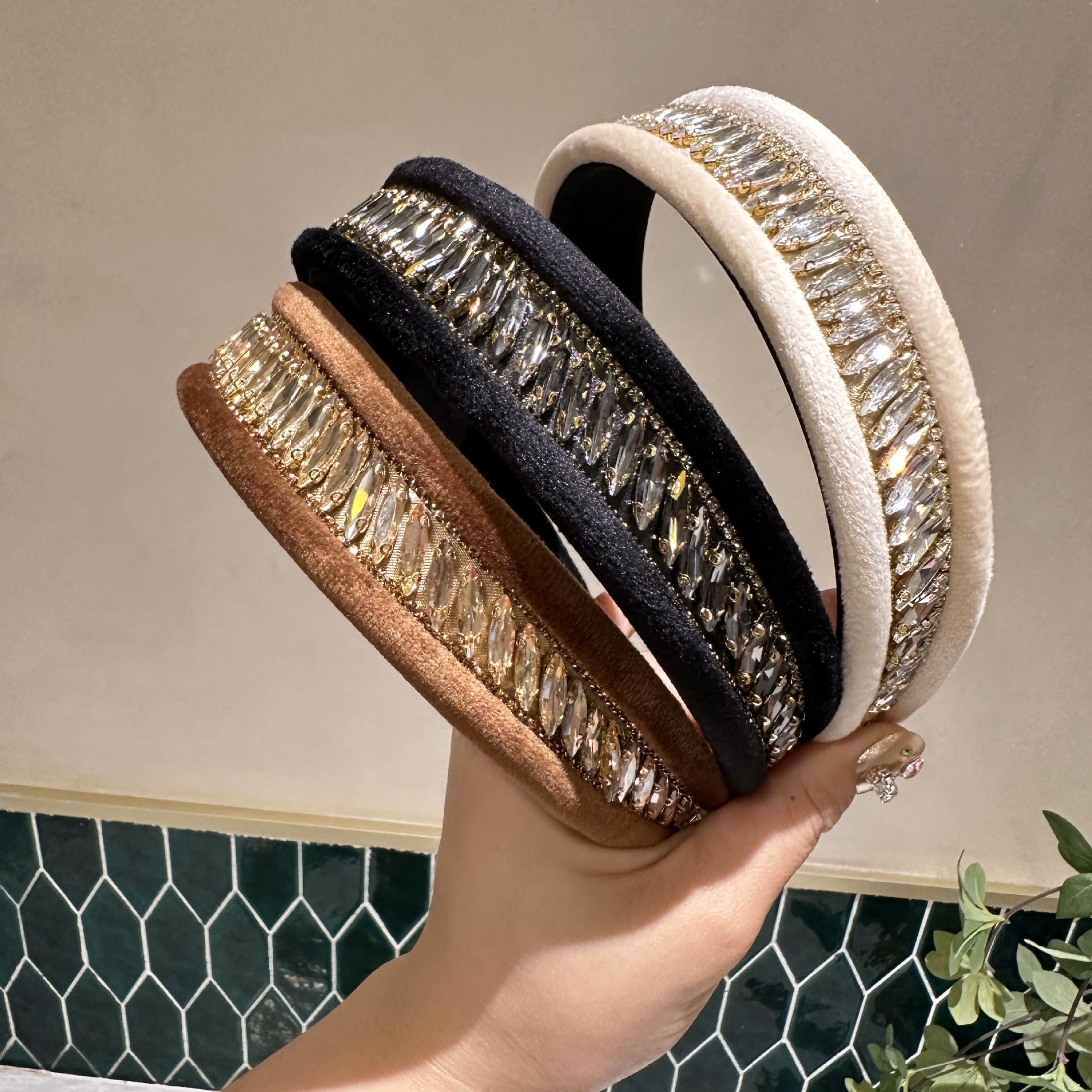 156g Weight Hair Band Hair Accessories Type Rhinestones Inlay Material 1 Piece Quantity Casual, Daily Occasion Flannel Material Solid Color Pattern Women's Gender Inlay Design Elegant, Simple Style Style Coffee, White, Black Color Velvet Rhinestone Light Luxury Wide Brim Hair Band High-Grade Western Style Heavy Industry Pressure Hair Clip High Skull Top Headband Hair Accessories 19