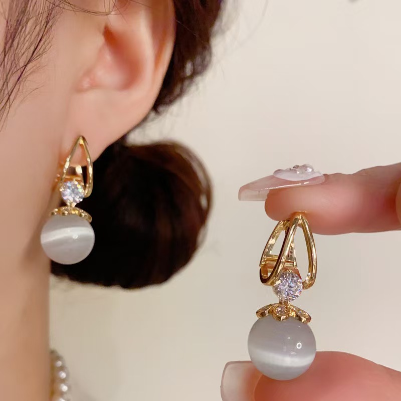 Nuevos pendientes de perlas estilo vintage, de alta gama y exquisitos, clips para las orejas de estilo femenino, pendientes de circonita ligeros, lujosos y versátiles, venta al por mayor.