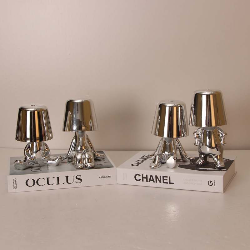 Mesa de comedor italiana bar pequeño hombre de oro de dibujos animados en forma humana decoración de resina nórdica galvanoplastia táctil recargable atmósfera lámpara de mesa