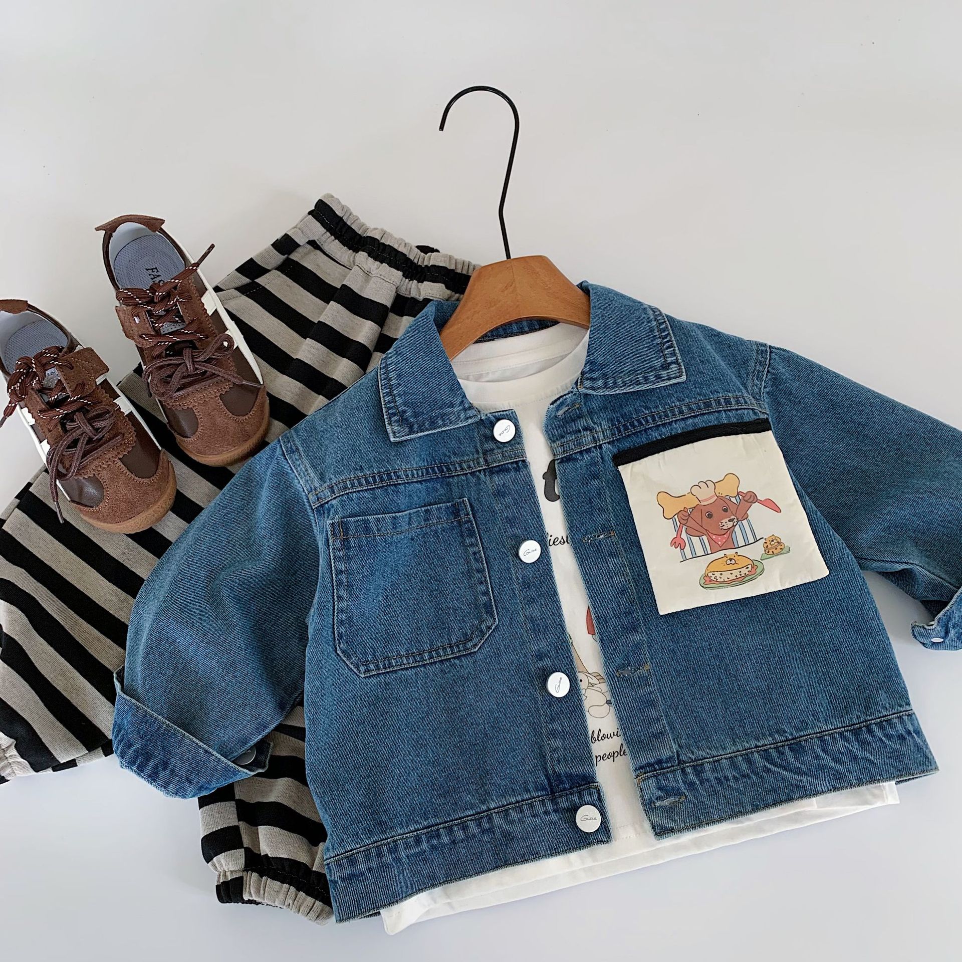 Mai Bao ropa infantil chaqueta de vaquero para niños 2025 otoño nuevo vestido de otoño para bebés masculinos y femeninos una chaqueta de estilo occidental