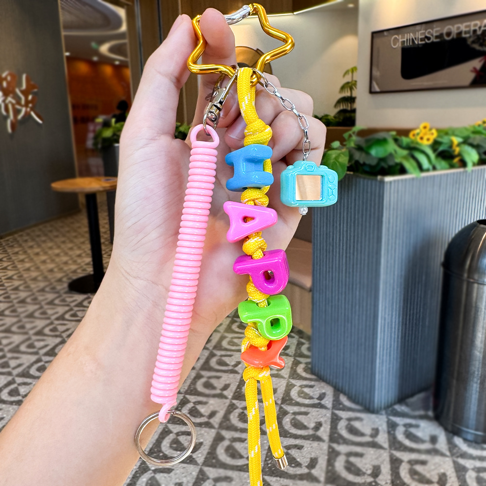 Nuevos productos transfronterizos creativos de letras de color cuerdas trenzadas llavero amor dibujos animados accesorios de diseño bolsos colgantes