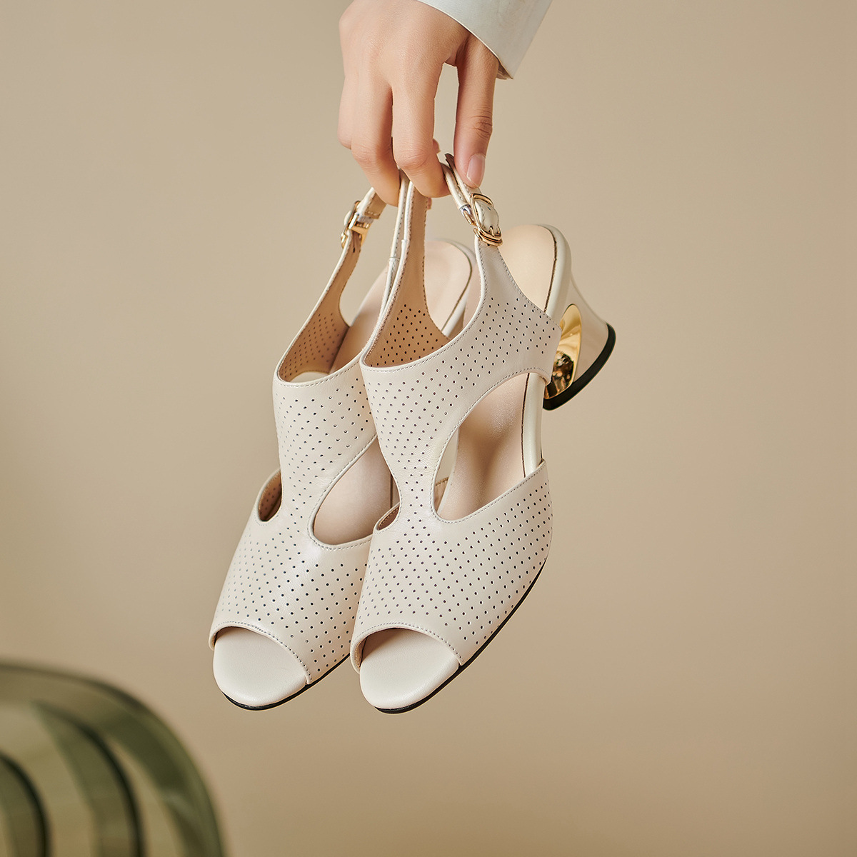 Sandal nữ quai ngang khóa da bò lớp 1 gót vuông hở mũi hở gót — Màu đen
