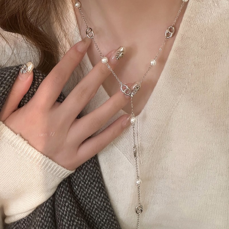 Long necklace from pearl