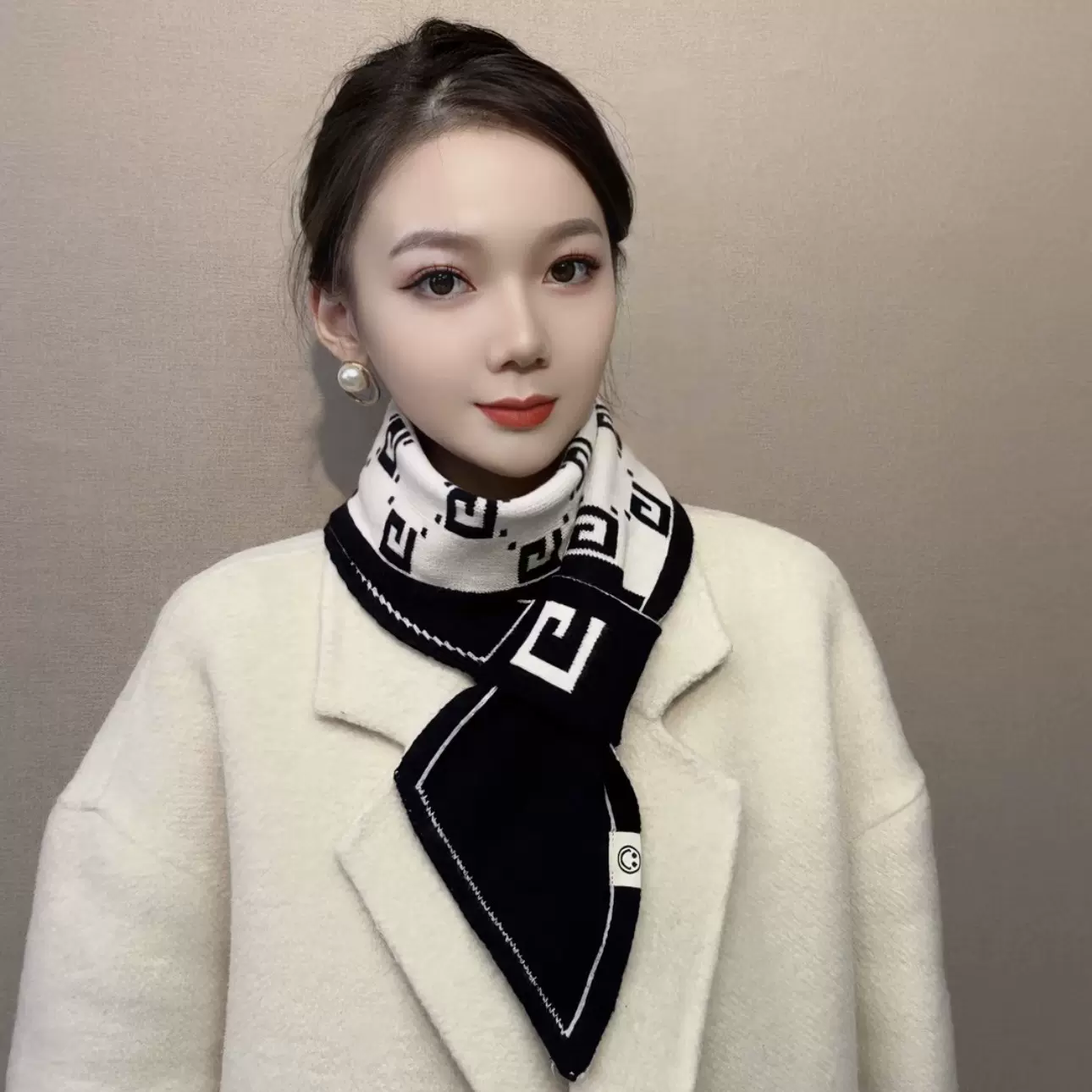 小围巾女款爆款2025新款围脖护颈女秋冬季保暖洋气加厚高档披肩