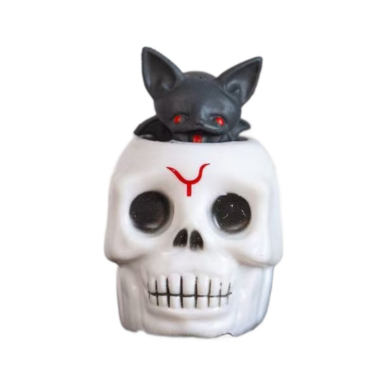 ハロウィーンの光るカボチャは杯を押して子供のおもちゃをつまんで解凍してカボチャの杯の夜市の露店の卸売りを発散します。|undefined