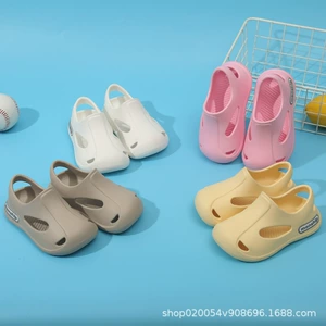 детские босоножки летние повседневные тапочки в стиле Crocs для мальчиков милая пляжная обувь подходят для подростков