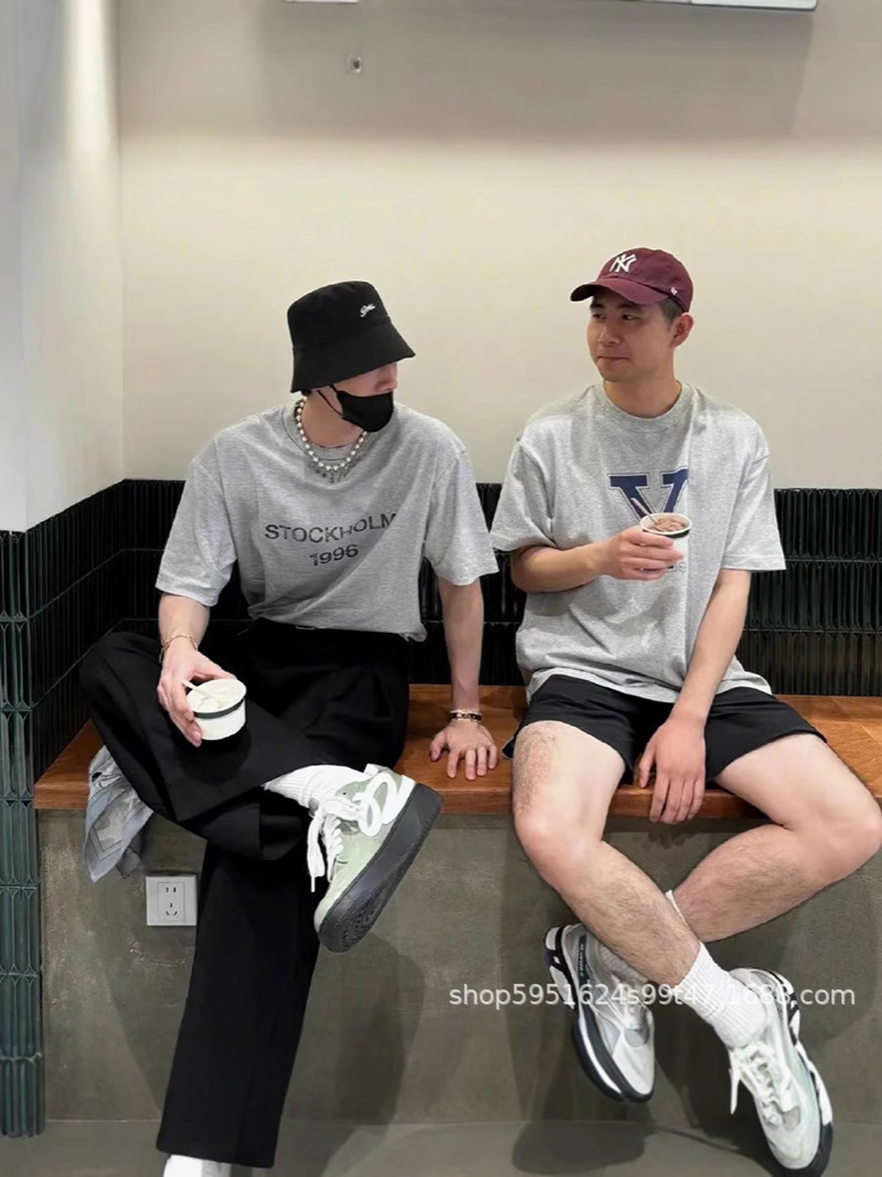 現物発送! 25夏の新型アルファベットは手で磨かれて部分的に汚れて古い軽微な炒め色の半袖tシャツを作る