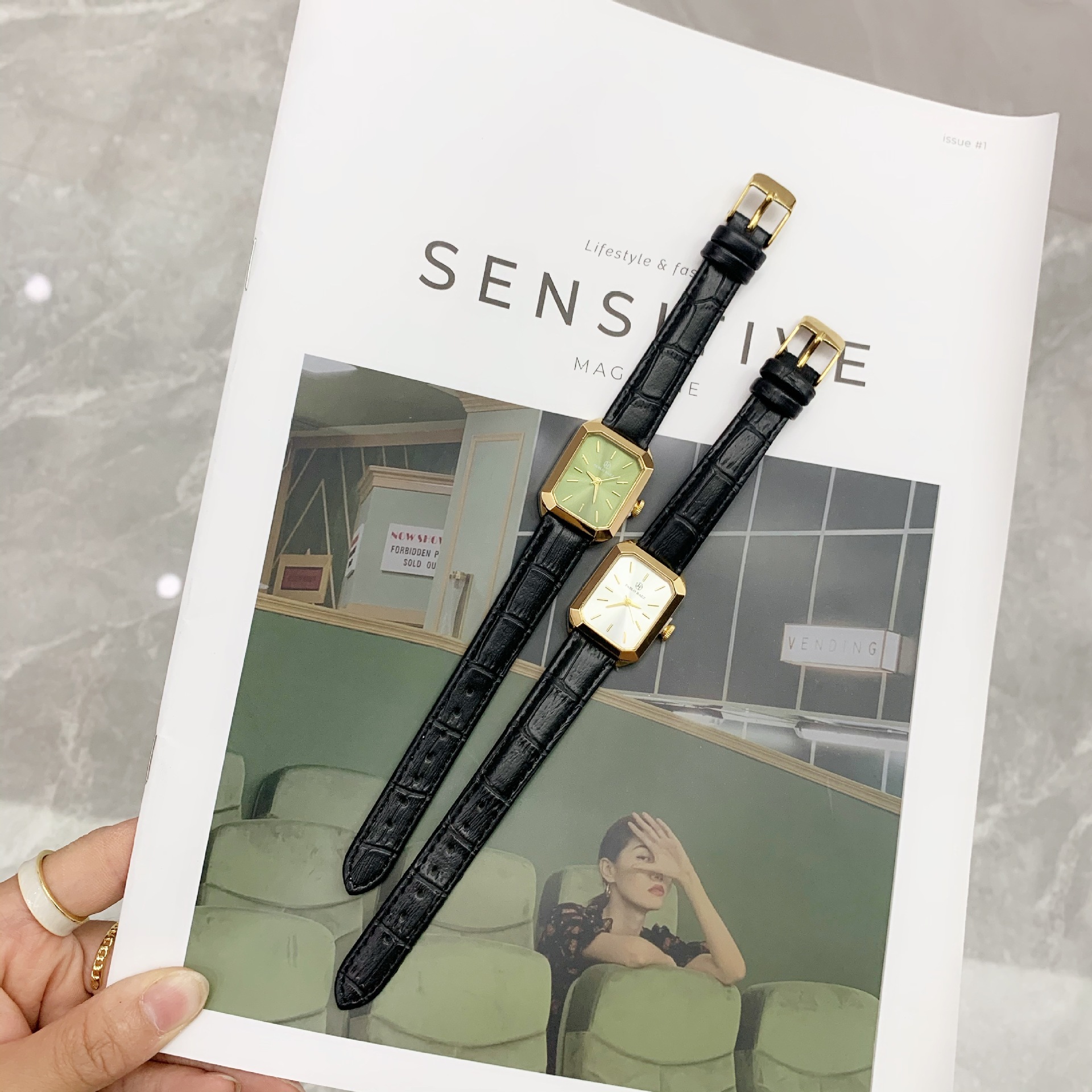 Nuovo piccolo orologio verde di lusso leggero Cintura casual alla moda Orologio da donna Quadrante quadrato Orologio da lavoro Regalo di fascia alta per impiegati e studenti_voghion.com