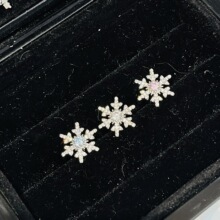 精致锆石雪花医用钛钢耳骨钉爆闪彩色冬日雪花耳钉高级感独特轻奢