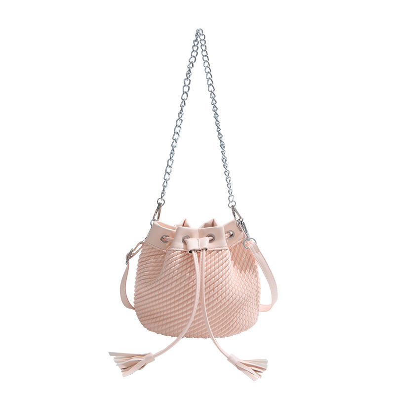 Versión coreana del bolso de cubo de nicho 2025 verano nuevo bolso femenino pequeño bolso de hombro con flecos fresco bolso de mensajero de cadena de moda