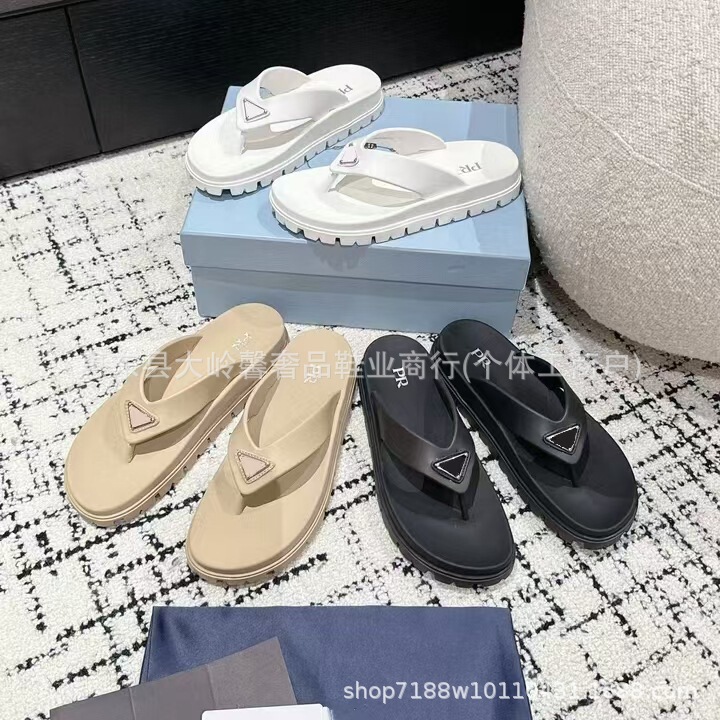 High-end P-brand triangular logo flip-flops, European and American 2026 new model, genuine leather, thick-soled, fashionable casual open-toe sandals High-end P-brand triangular logo flip-flops, European and American 2026 new model, genuine leather, thick-soled, fashionable casual open-toe sandals