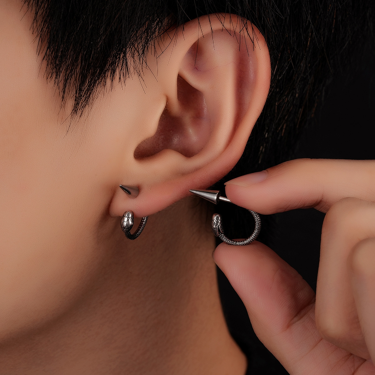 Pendientes de hombre cabeza de dragón en acero titanio de moda_voghion.com