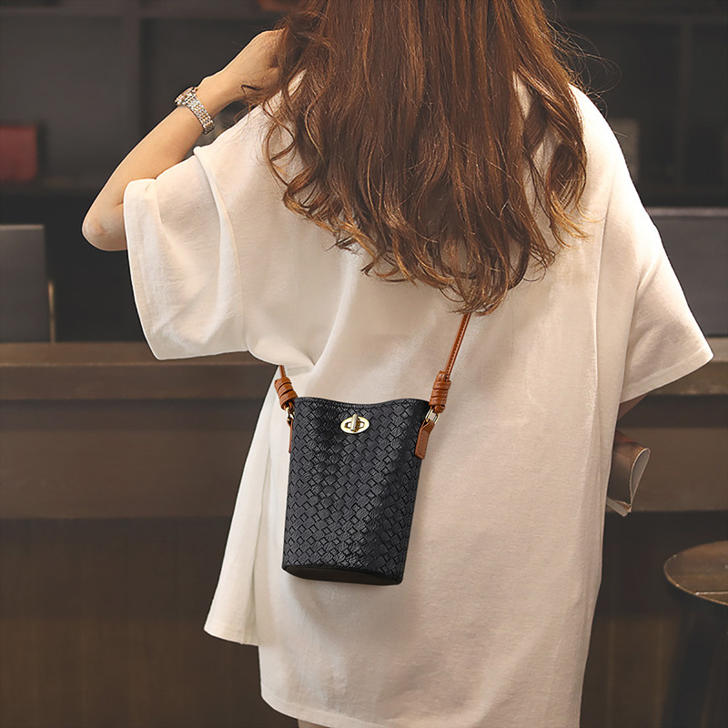 Túi đeo chéo nữ da thật mini dây xích — Màu đen (viney)