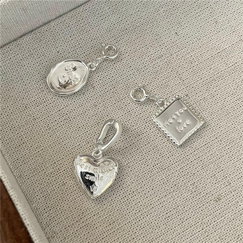 S925 sterling silver Korean version niche design white silver fashion pendant personality simple and fashionable heart-shaped letter side pendant