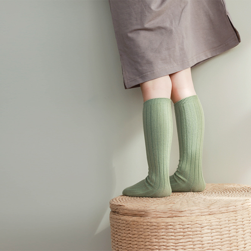 2023 nuevos calcetines de bebé de primavera y otoño algodón peinado color sólido tubo medio calcetines para niños bebé tubo alto niños y niñas calcetines entre padres e hijos