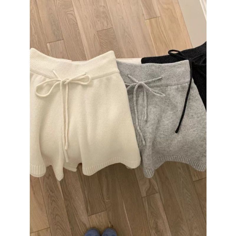 Autumn and Winter High-Waisted Loose Wide-Leg Knitted Shorts for Women, Petite Size, Elastic Waist, A-Line Silhouette, Casual Knit Pants