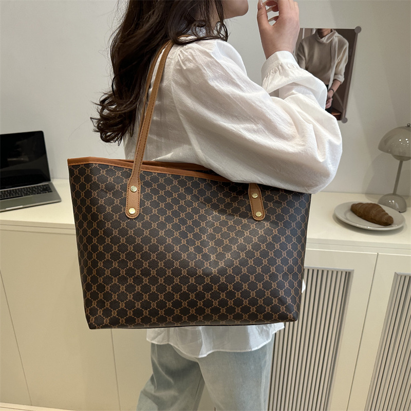 Bolsos sencillos y de moda de gran capacidad para mujer 2025 primavera nuevo bolso de moda bolso de hombro portátil de gran capacidad para viajeros