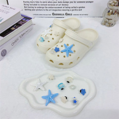 海洋の心の穴の靴の花の靴は真珠の貝殻の靴の花の海星のdiyの装飾の部品を掛けます。