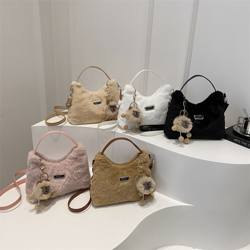 新しい秋冬のぬいぐるみはミンクの毛をまねてファッション的な洋気のペンダントの純色の大容量の斜め掛けの片肩のハンドバッグの女性の柔らかいです。|undefined