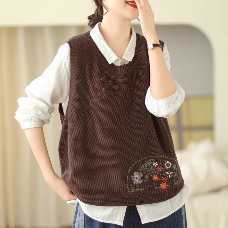 2026 Autumn Knitted Vest Solid Color Sleeveless Pullover Women's Retro Embroidered Round Neck Buttoned Shoulder Top 2026 Autumn Knitted Vest Solid Color Sleeveless Pullover Women's Retro Embroidered Round Neck Buttoned Shoulder Top
