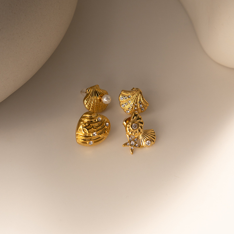 Taena Pendientes de acero de titanio chapado en oro de 18k europeos y americanos Pendientes de circonio con incrustaciones de estilo de playa de concha de alta calidad