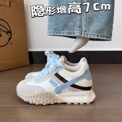 小さい子のステルスの中で7cmの徳訓の靴の2025春の新型のレジャーの阿甘の運動靴は高くなります。