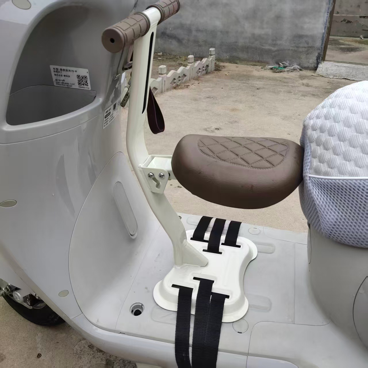 Manufacturer wholesale electric vehicle front-mounted child seat, foldable child baby electric motorcycle armrest stool safety seat