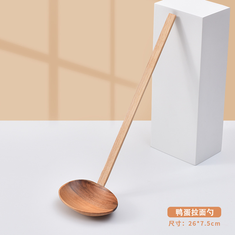 アヒルの卵のラーメンのスプーンのすき焼きのスプーンの木製の長い柄のスプーンは食事してスープの木のスプーンの味の千ラーメンのスプーンを飲みます。|undefined
