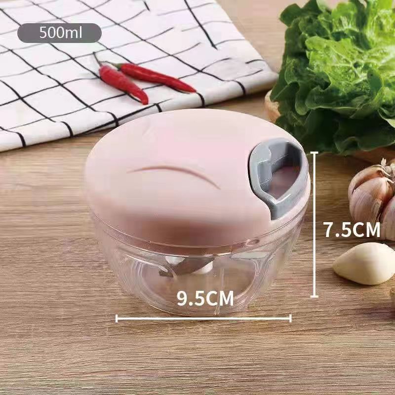台所の大サイズのニンニクの泥をつぶしてニンニクの器をつぶします。|undefined