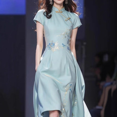 新中国風の国風の婦人服はチャイナドレスの青い宋錦のワンピースのスカートを改良します。