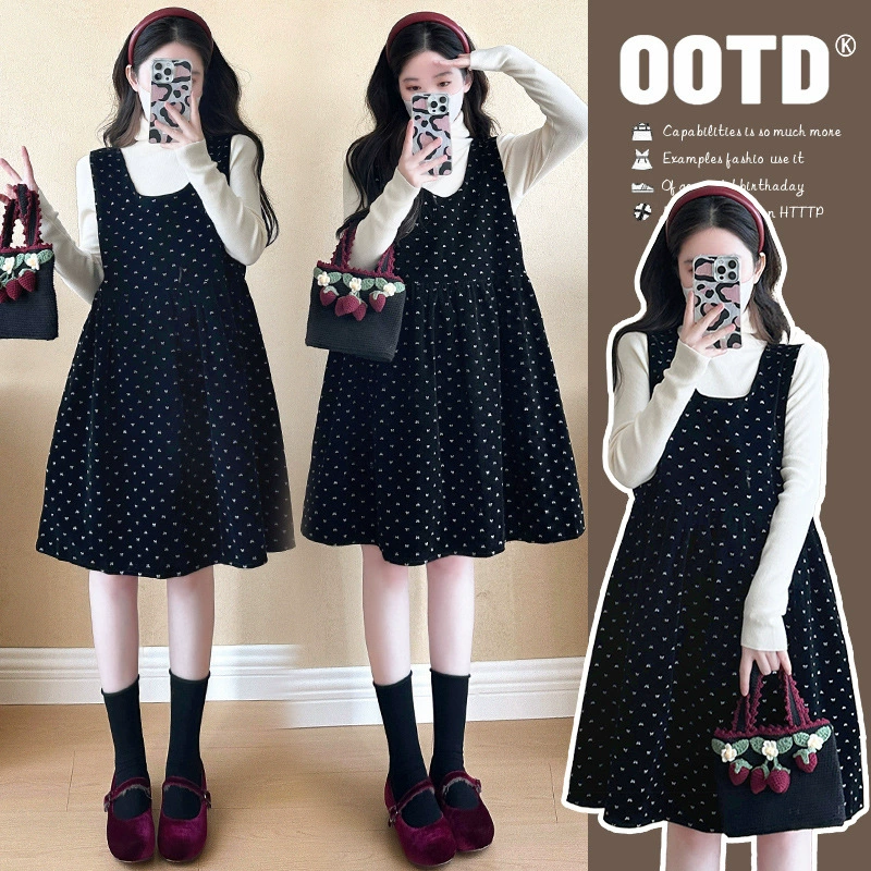 В наличии! Реальные фото: комплект для беременных в стиле Chanel на осень 2025 – блестящая бархатная юбка на бретелях + базовый свитер.