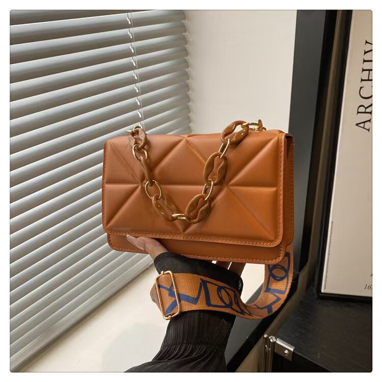Simple Casual Handbag Fashion 2021 New Vintage Distinctive Wide Shoulder Bag Stylish Coarse Chain Small Bag Simple Casual Handbag Fashion 2021 New Vintage Distinctive Wide Shoulder Bag Stylish Coarse Chain Small Bag