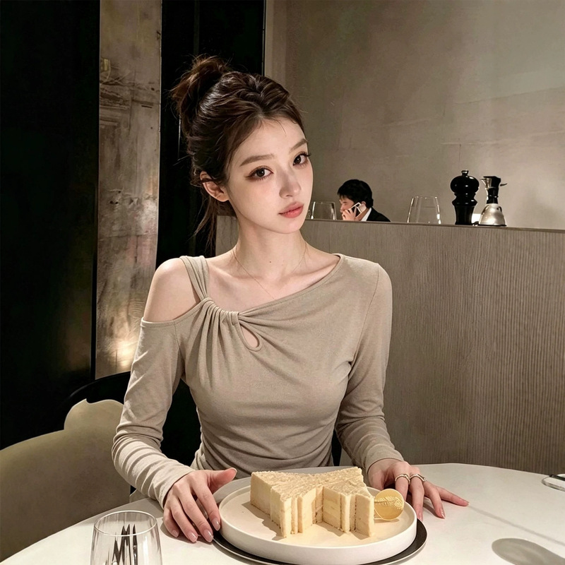 Unique and beautiful off-shoulder base layer top, waist-cinching and slimming long-sleeve T-shirt for women, a stunning khaki-colored top for autumn 2026 Unique and beautiful off-shoulder base layer top, waist-cinching and slimming long-sleeve T-shirt for women, a stunning khaki-colored top for autumn 2026