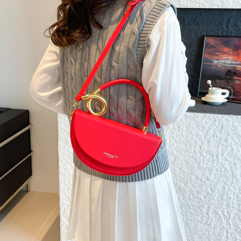 Comercio exterior transfronterizo retro diseño semicircular bolsa de silla de montar para mujeres 2025 nueva moda versátil bolsa de hombro portátil