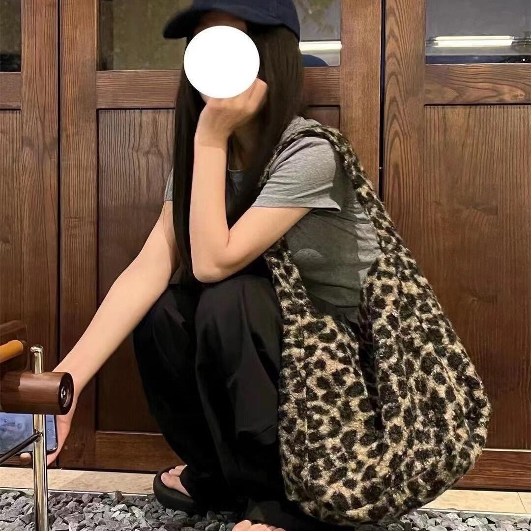 秋冬新款韩系毛绒豹纹托特包毛包大容量英伦风辣妹通勤单肩腋下包