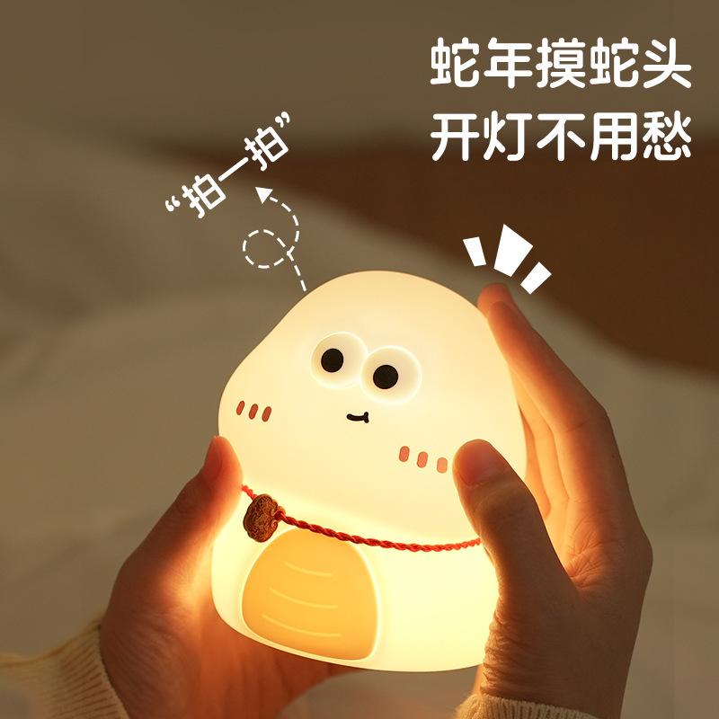 蛇の面白いランプUSB充電音声が可愛いシリカゲルをたたいてランプをたたいています。|undefined