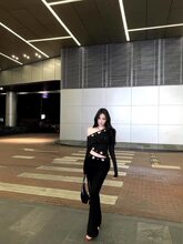 不规则镂空辣妹斜肩长袖恤女春季设计感套装微喇叭休闲裤两件套