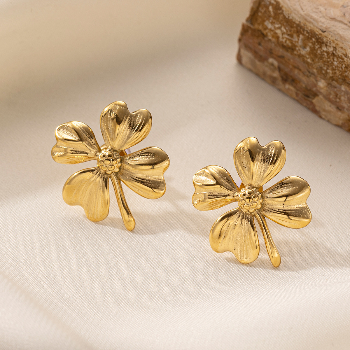 Taena Pendientes de acero inoxidable europeos y americanos Sensación simple y de alto nivel Pendientes de acero de titanio de flores de textura de moda para damas al por mayor transfronterizo