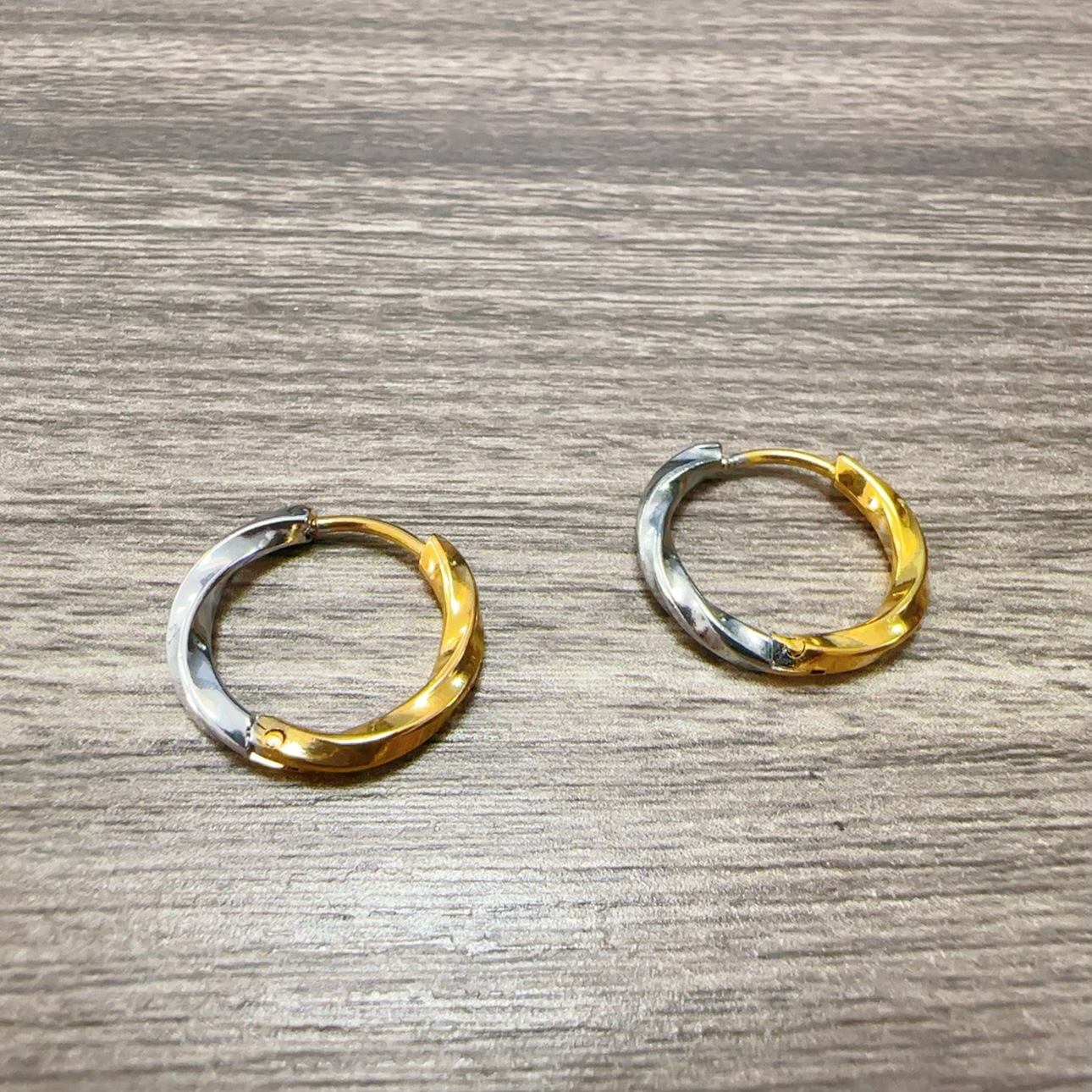 Europa y los Estados Unidos ins estilo de mujer aretes de círculo de acero inoxidable chapado 18K oro temperamento joyas de diseño simple aretes de acero de titanio