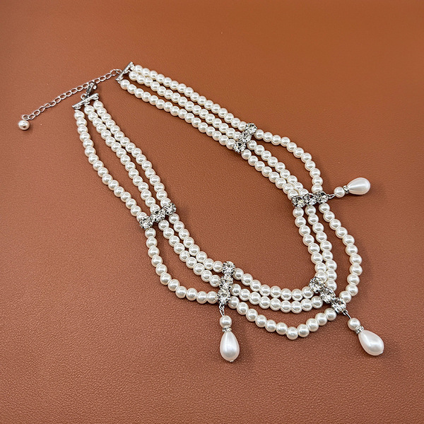 Cute necklace drop-shaped with tassels from pearl