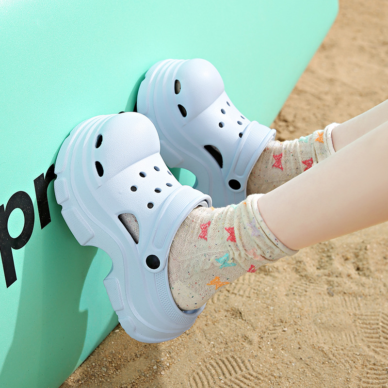 Tendencia de verano estilo caliente cabeza grande zapatos con agujeros de suela gruesa pareja antideslizante, resistente al desgaste, suela suave, sentido de la caca, zapatillas Baotou de moda