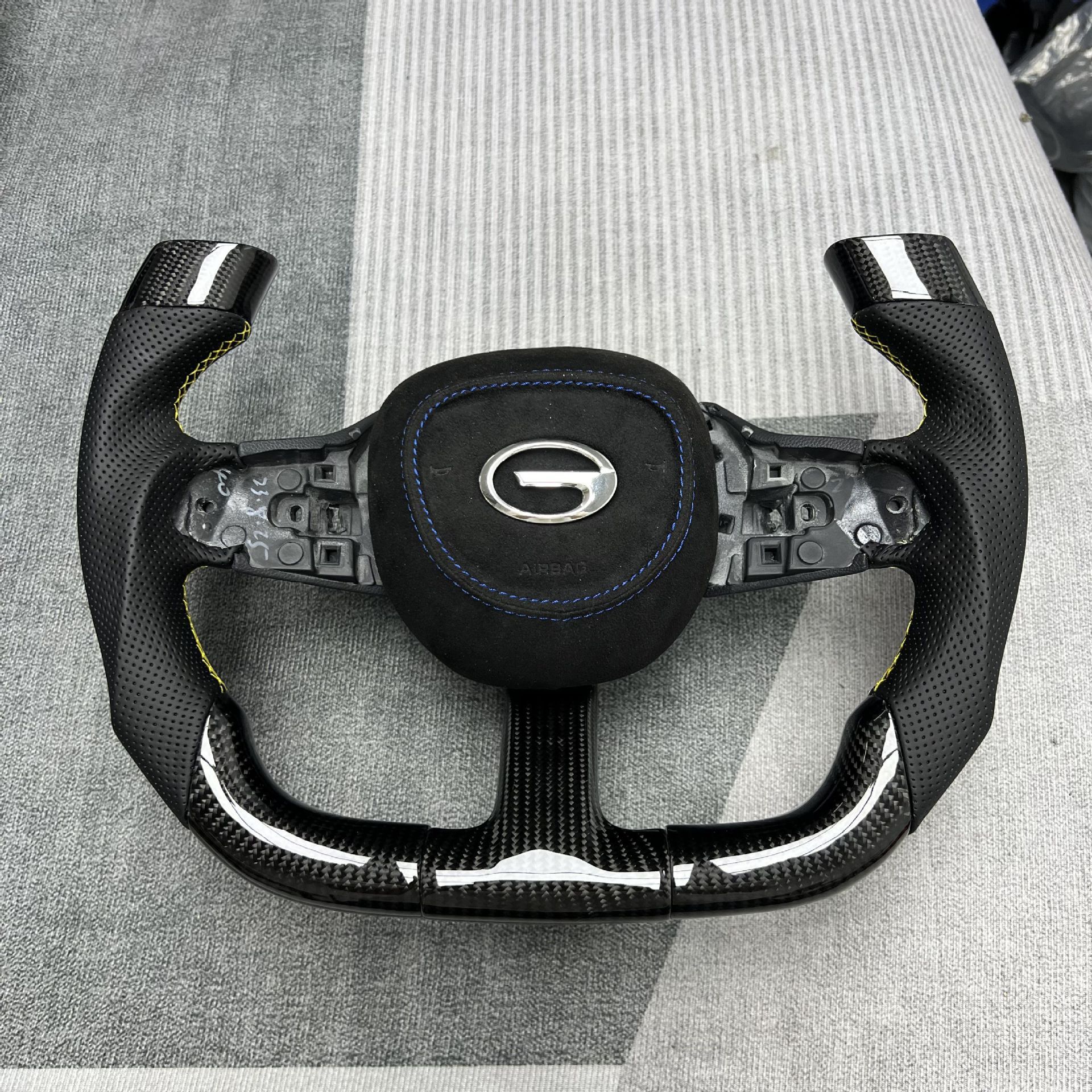 Manufacturer-Customized Carbon Fiber Steering Wheel Processing Suitable for Trumpchi E8/Trumpchi M8/Trumpchi M6/Trumpchi Gs8 Emkoo